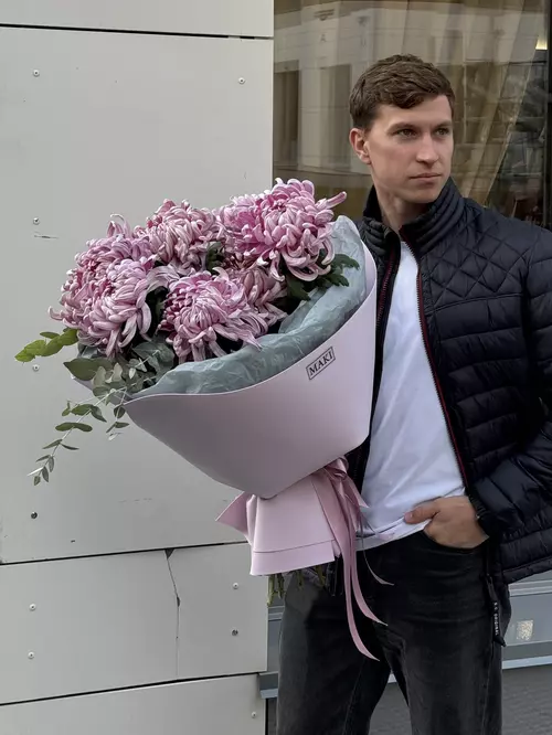 Заказать Монобукет из 7 одиночных хризантем Vienna в оформлении с бесплатной доставкой по городу Томск