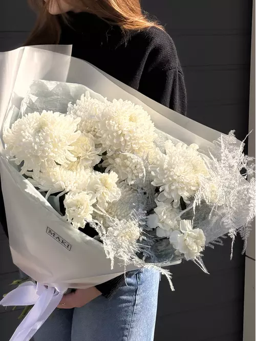 Доставка Букет с гвоздиками и одиночными хризантемами "Белоснежная симфония" в Томске