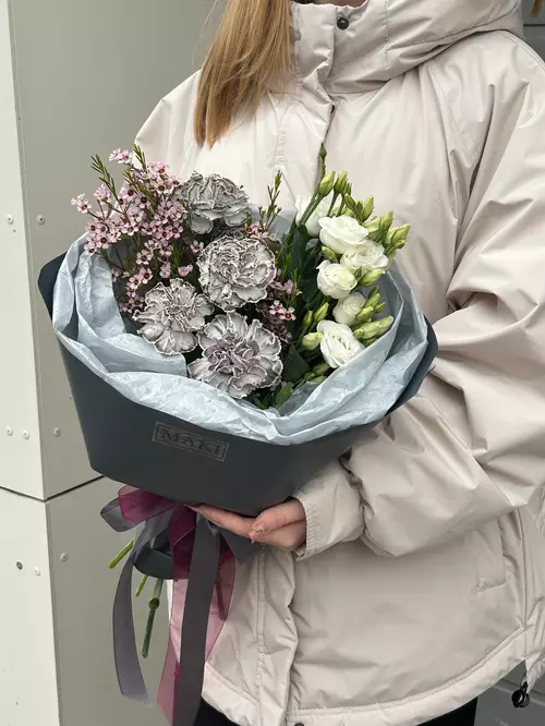 Доставка Дуобукет из серых гвоздик и эустомы по городу Томск