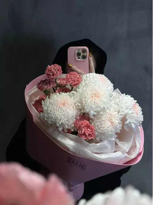 Купить Дуобукет из розовых гвоздик и одиночных хризантем в Томске