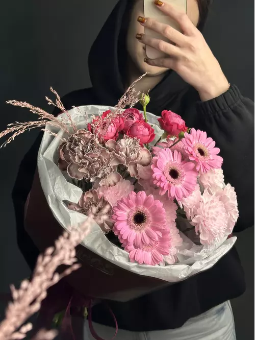 Доставка Сборный букет "Малиновое вдохновение" по городу Томск