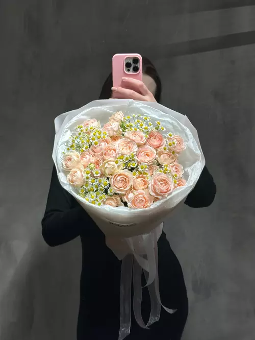 Купить Дуобукет из розовой кустовой розы и матрикарии в Томске