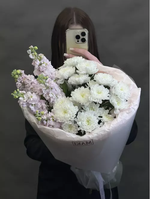 Купить Дуобукет из кустовой хризантемы и сиреневой маттиолы в Томске