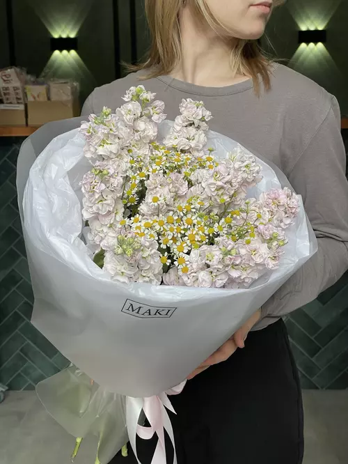 Купить букет из маттиол и ромашек «Луговая акварель» в Томске