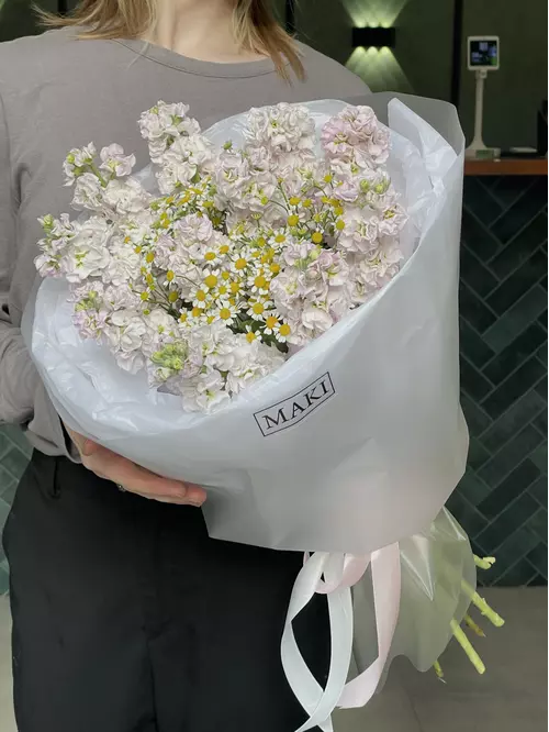 Купить букет из маттиол и ромашек «Луговая акварель» с доставкой в Томске