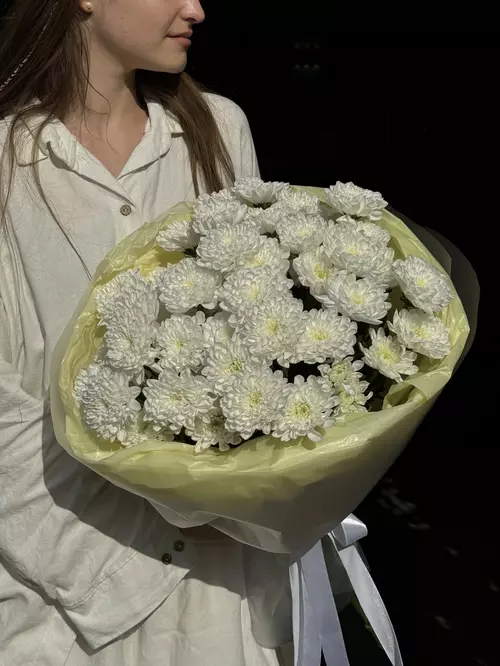 Доставка Букет из 7 кустовых хризантем в оформлении по городу Томск