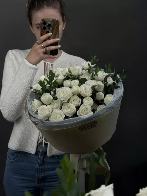 Купить Букет из 9 белых кустовых роз с эвкалиптом в Томске