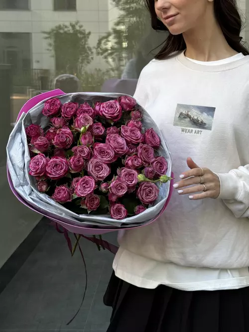 Доставка букета из 15 кустовых роз Carat в оформлении в городе Томск