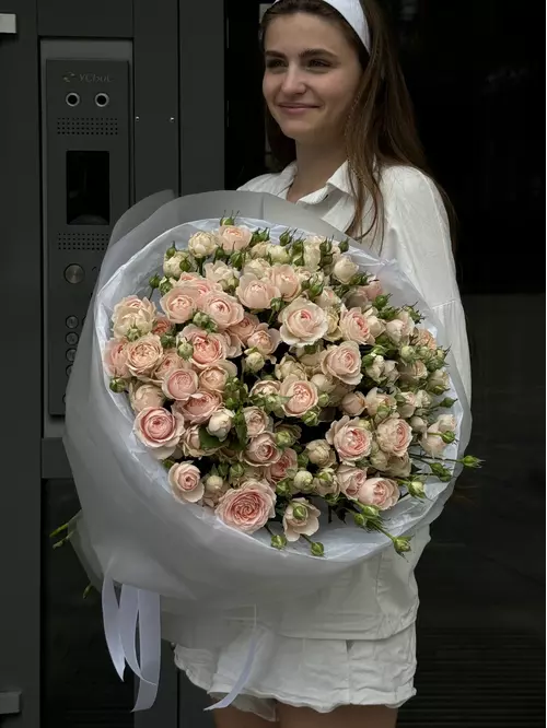 Купить Букет из 19 нежно-персиковых кустовых роз в Томске