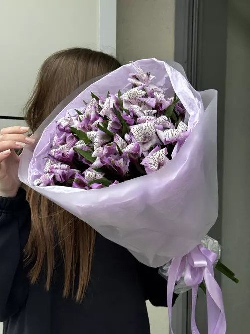Доставка Монобукет из 11 сиреневых альстромерий по городу Томск