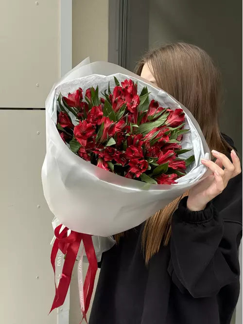 Монобукет из 9 красных альстромерий купить в Томске