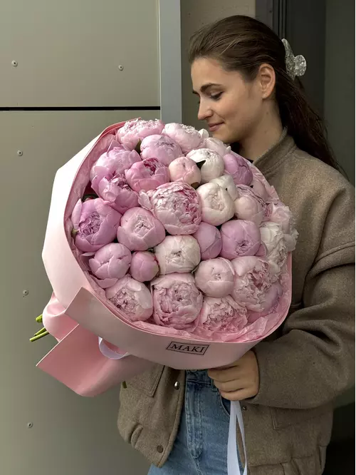 Купить Букет из 31 нежно-розового пиона в оформлении в Томске