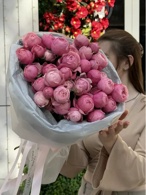 Доставка Букет из 11 кустовых роз Silva Pink в оформлении по городу Томск