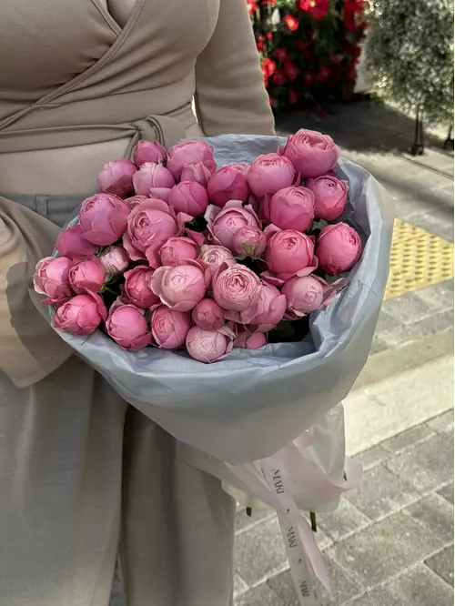 Купить Букет из 11 кустовых роз Silva Pink в оформлении в Томске