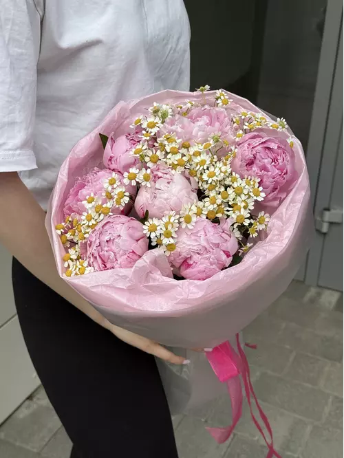 Купить букет из пионов и ромашек «Садовый этюд» в Томске