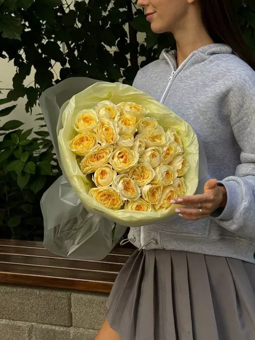 Доставка Букет из 25 пионовидных роз Buttercup в оформлении по городу Томск