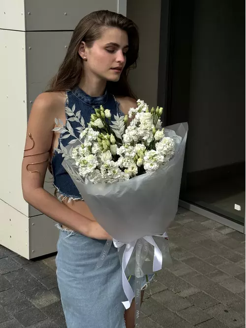 Купить букет из маттиолы и эустомы «Белый неон» в Томске