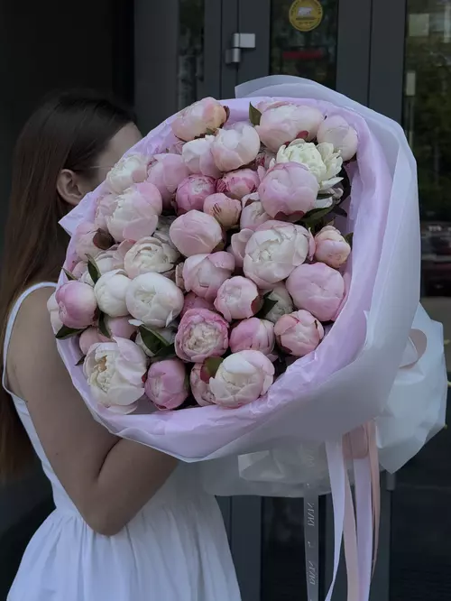 Доставка Букет из 51 пиона Gardenia в оформлении по городу Томск