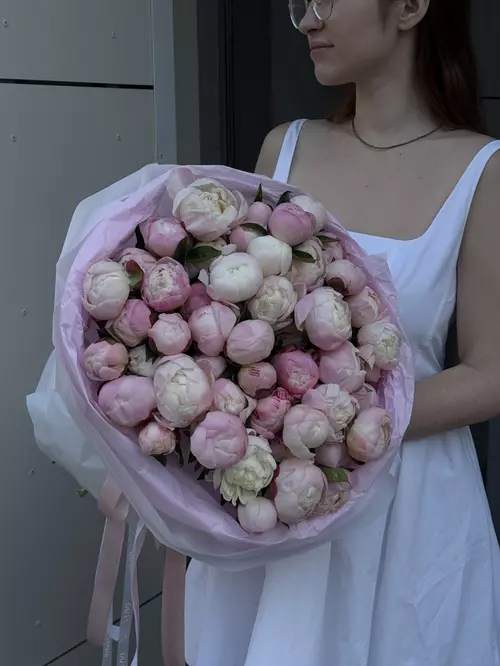 Купить Букет из 51 пиона Gardenia в оформлении в Томске