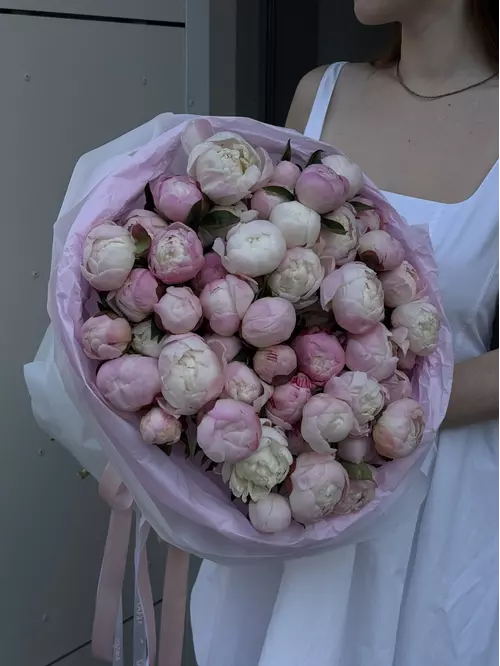 Оформить заказ на Букет из 51 пиона Gardenia в оформлении в Томске