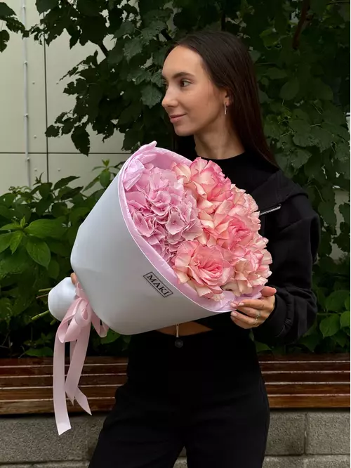 Заказать Букет из роз и гортензии "Легкое изящество" с доставкой в Томске