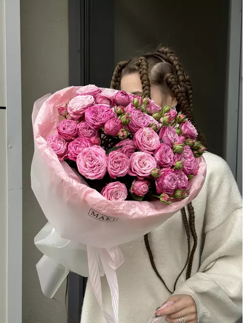 Купить Букет из 9 кустовых роз Lady Bombastic в оформлении в Томске