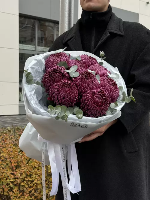 Купить букет одиночных хризантем Bigoudi Purple с эвкалиптом в Томске