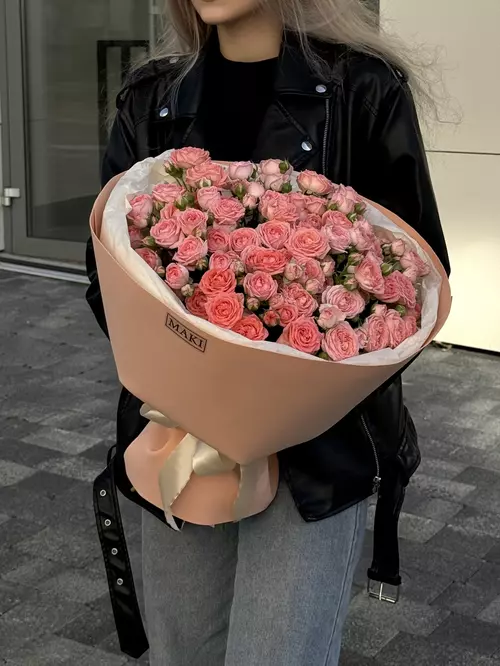 Доставка Букет из 17 кустовых роз Femke в оформлении по городу Томск