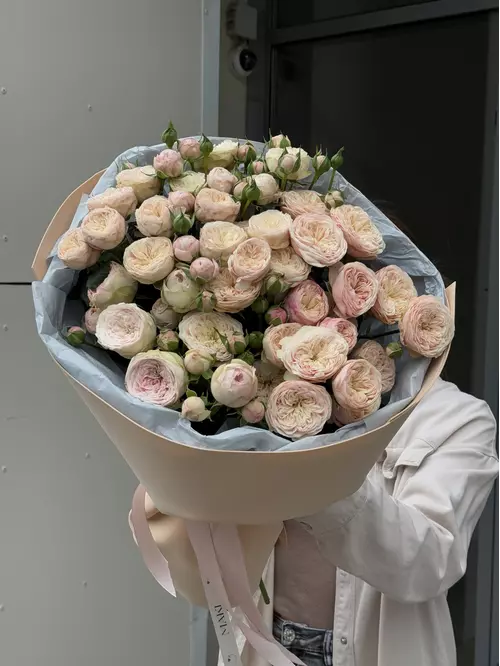 Оформить заказ на Букет из 13 кустовых роз Royal Blush в оформлении в Томске
