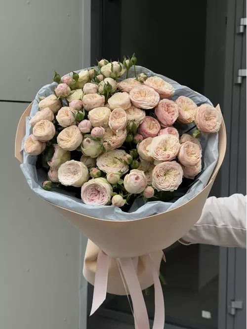 Купить Букет из 13 кустовых роз Royal Blush в оформлении в Томске