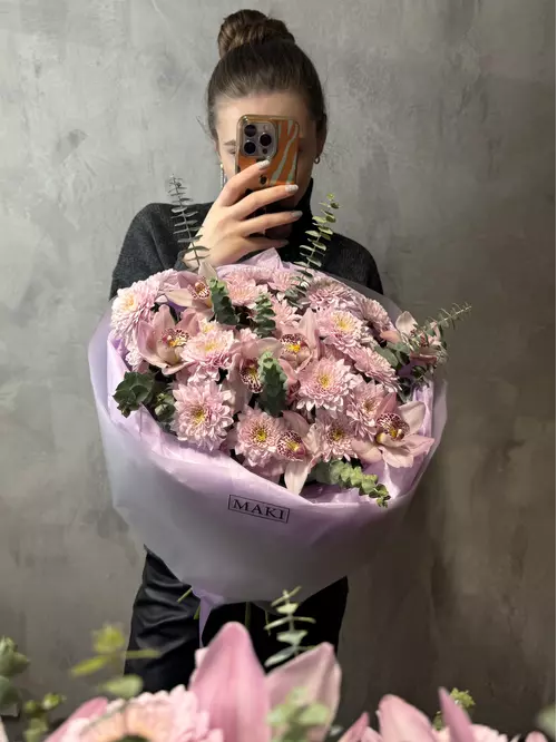 Купить букет из орхидеи и кустовых хризантем "Нежный перезвон" в Томске