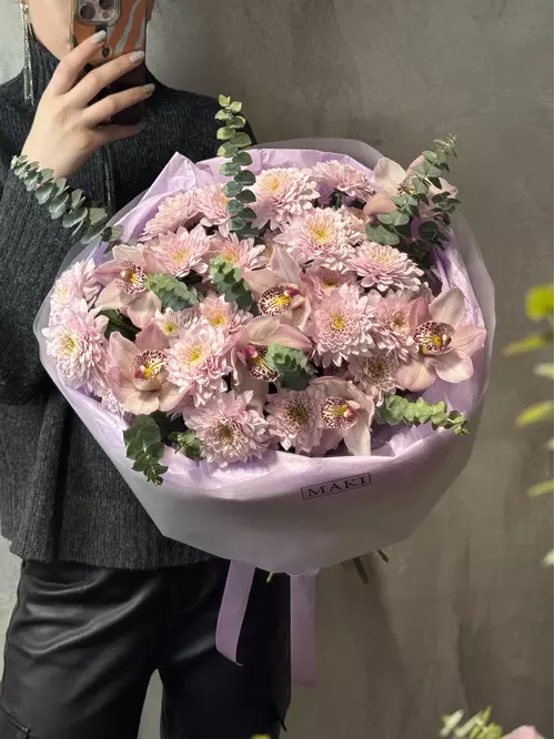 Купить букет из орхидеи и кустовых хризантем "Нежный перезвон" с доставкой в Томске