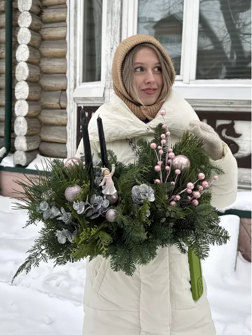 Купить новогоднюю композицию "Пудровый сочельник" с доставкой в Томске