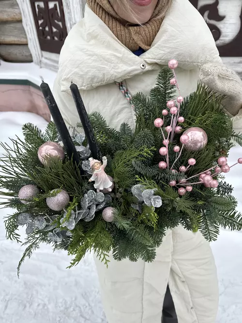 Доставка новогодней композиции "Пудровый сочельник" в городе Томск