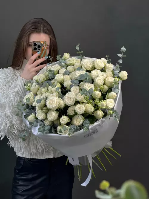 Доставка букета из 19 белых кустовых роз с эвкалиптом по городу Томск