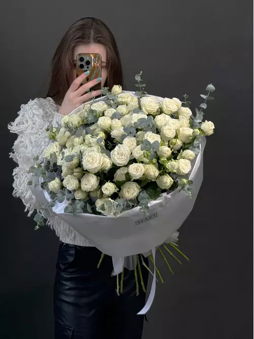 Купить букет из 19 белых кустовых роз с эвкалиптом в Томске