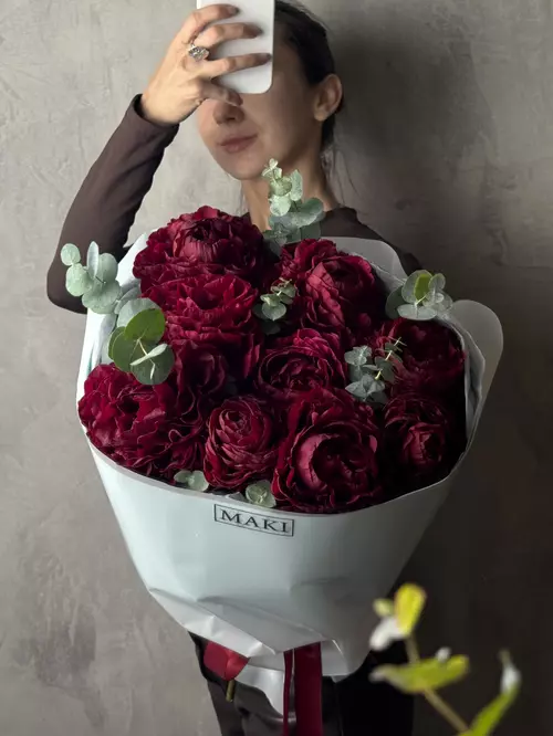 Доставка букета из 9 бордовых пионов Red Charm с эвкалиптом по городу Томск
