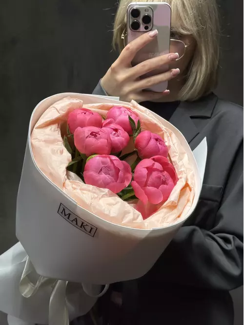 Букет из 7 коралловых пионов Coral Charm доставить по городу Томск