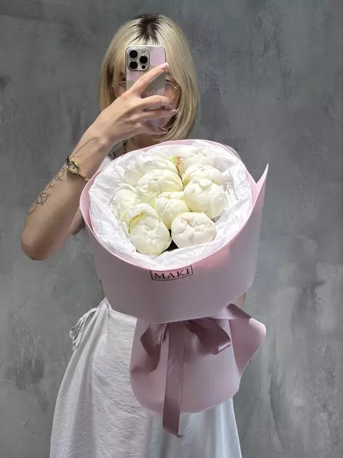 Букет из 9 белых пионов купить в Томске