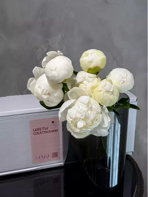 Купить охапку белых пионов Bowl of Cream в Томске.