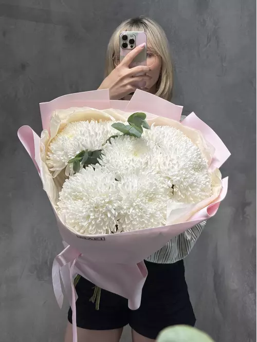 Букет из 7 одиночных хризантем Tutu с эвкалиптом купить в Томске