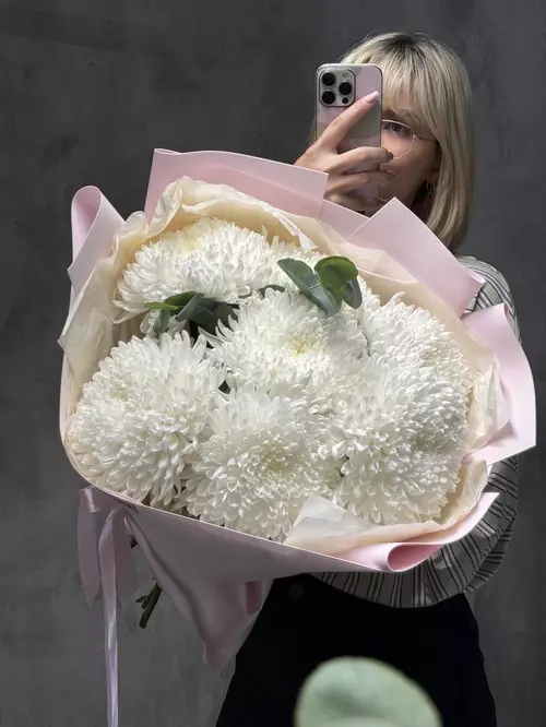 Букет из 7 одиночных хризантем Tutu с эвкалиптом доставить по городу Томск