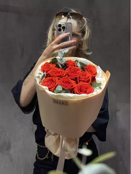 Букет из 9 роз Nina с эвкалиптом купить в Томске