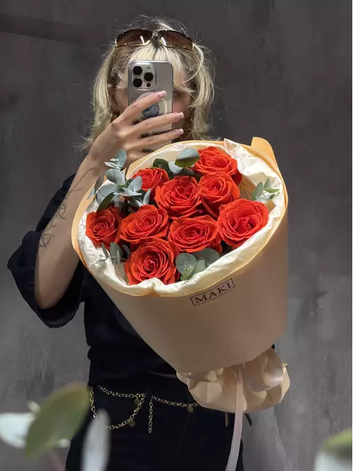 Букет из 9 роз Nina с эвкалиптом заказать в Томске