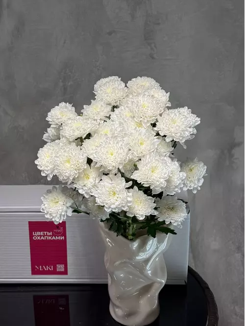 Охапка цветов из белых кустовых хризантем Altay, быстрая доставка по Томску