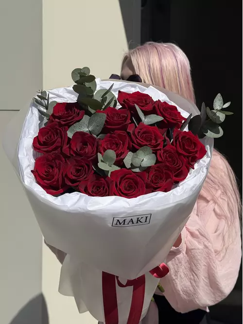 Купить букет из 15 красных роз с эвкалиптом в Томске