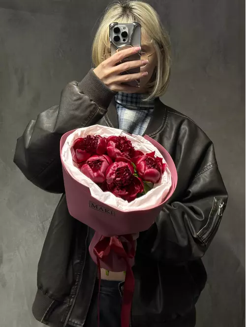 Доставить букет из 5 бордовых пионов Red Charm по городу Томск