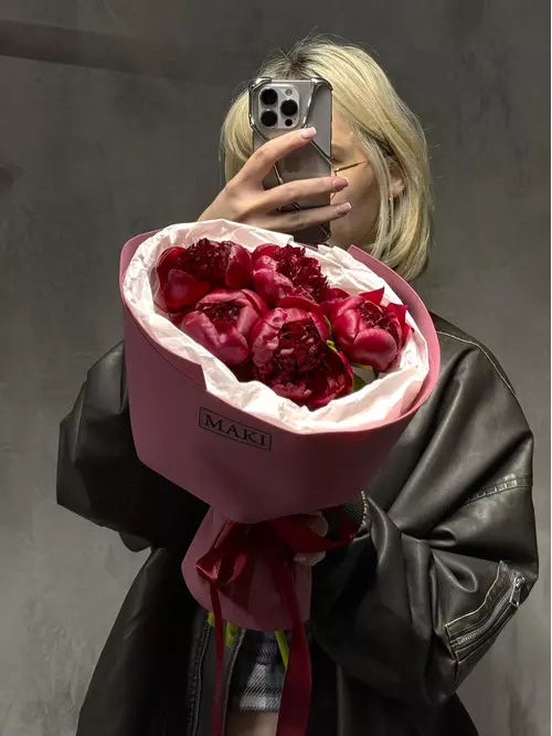 Купить букет из 5 бордовых пионов Red Charm в Томске