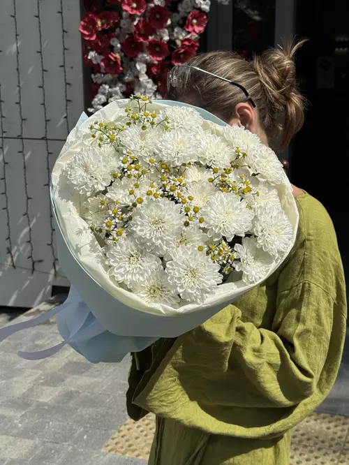 Заказать букет из кустовых хризантем и ромашек в Томске