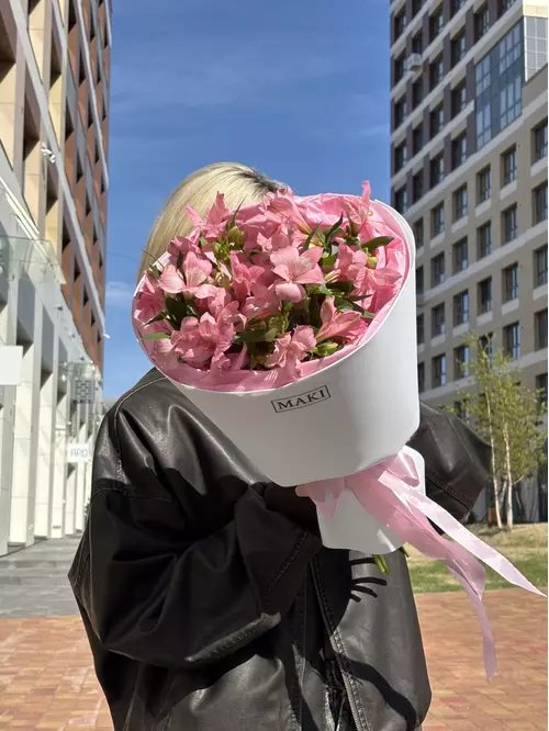 Монобукет из 5 розовых альстромерий купить в Томске